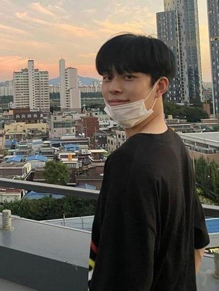 Yoo Seon Ho sangat cinta pada makanan. Ia bahkan mengaku terbiasa makan lima kali dalam sehari./ foto: instagram.com/ official_yooseonho