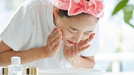 7 Produk Double Cleansing yang Bagus untuk Kulit Berminyak dan Berjerawat