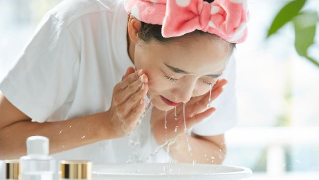 7 Produk Double Cleansing yang Bagus untuk Kulit Berminyak dan Berjerawat