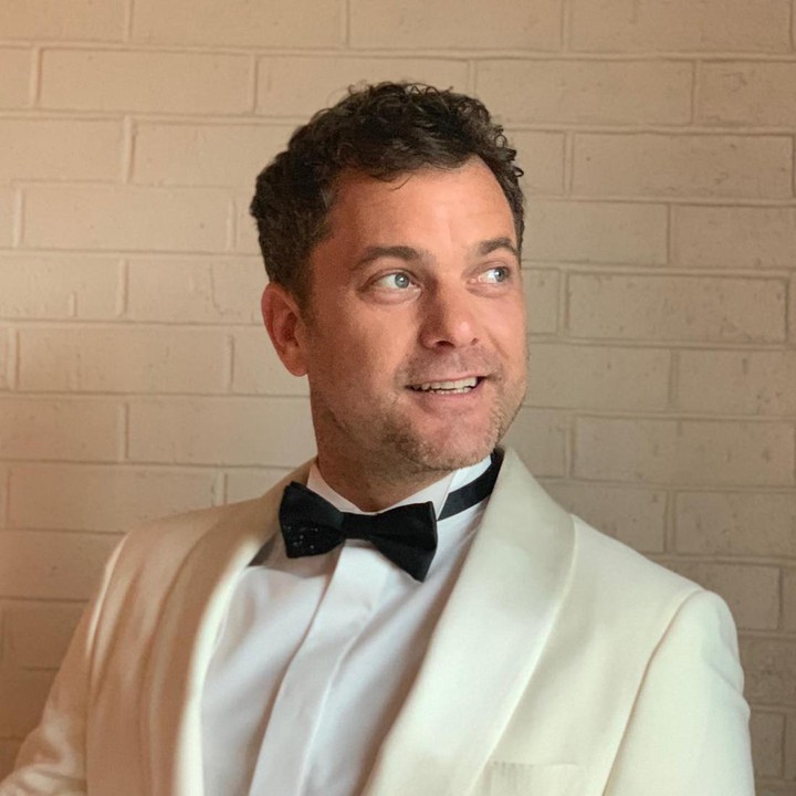 <p>Lebih lanjut, ada Joshua Jackson yang pernah bermain dalam film <em>Mighty Ducks</em>. Pria kelahiran Kanada, 44 tahun silam ini masih aktif di dunia hiburan. Pada 2021 lalu, Ayah seorang anak ini bermain dalam film <em>Dr. Death</em>. (Foto: Instagram @vancityjax)<br /><br /><br /></p>
