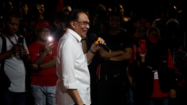 Anwar Ibrahim berhasil menjadi PM Malaysia setelah lebih dari dua dekade penantian dan rintangan, termasuk dua kali dibui gegara kasus sodomi.