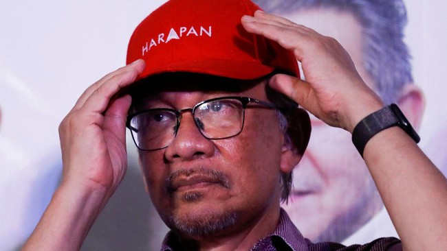 Perdana Menteri Anwar Ibrahim menunjuk ketua Koalisi BN sekaligus Presiden UMNO, Ahmad Zahid Hamidi, menjadi wakil perdana menteri Malaysia, Jumat (2/11).