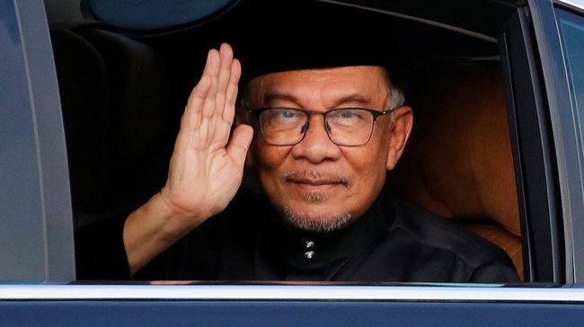 PM Malaysia Anwar Ibrahim tiba di Jakarta pada Minggu (8/1) sore. Ia akan bertemu Presiden Jokowi di Istana Kepresidenan Bogor, Jawa Barat, Senin (9/1).