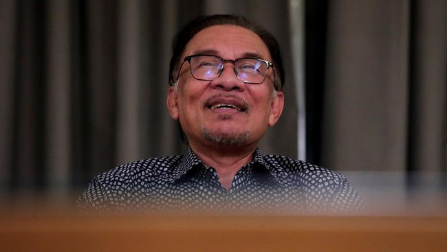 Usai menjadi Perdana Menteri baru Malaysia, Anwar Ibrahim kini menunjuk dirinya sendiri jadi Menteri Keuangan.