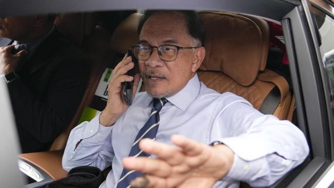 Perdana Menteri Malaysia Anwar Ibrahim memutuskan merampingkan kabinet demi menghemat anggaran.