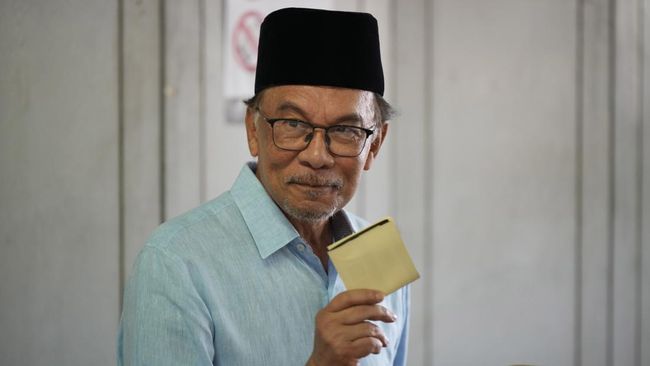 PMi Anwar Ibrahim menyuruh parlemen Malaysia mengajukan mosi tidak percaya terhadap dirinya guna menjawab keraguan sejumlah pihak, termasuk Muhyiddin Yassin.