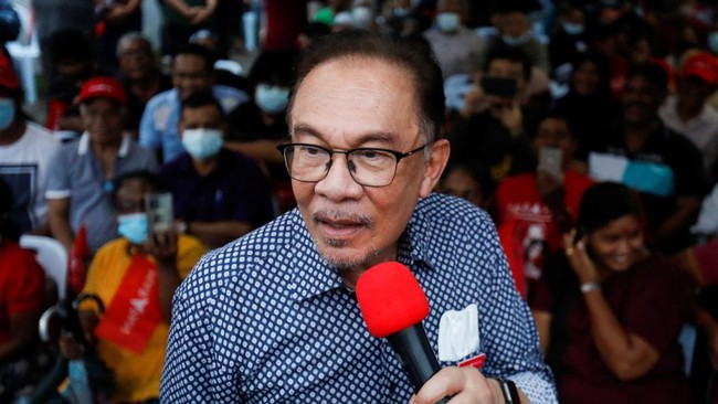 Sejumlah warga Malaysia menyambut gembira terpilihnya Anwar Ibrahim sebagai perdana menteri negara itu.