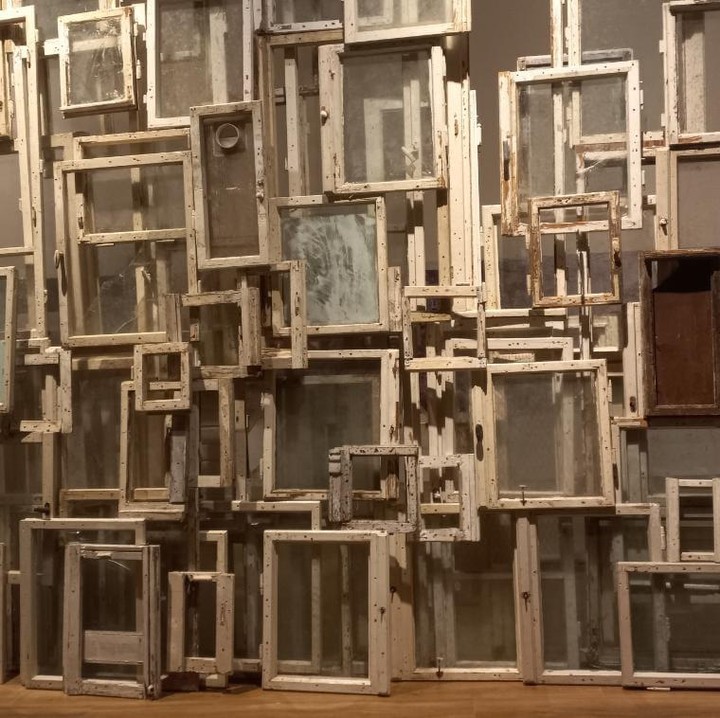 <p>Jendela-jendela bekas yang dikumpulkan Shiota ini menjadi sebuah karya seni yang sangat indah, ya, Bunda. Cocok bagi Bunda yang mencari <em>spot </em>foto <em>aesthetic.</em> (Foto: Dokumentasi Pribadi HaiBunda)</p>