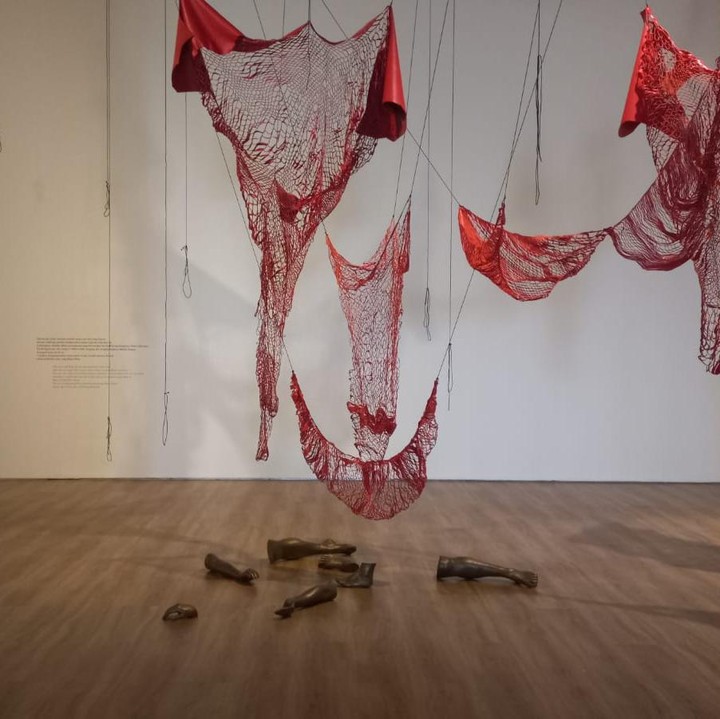 <p>Tampak sederhana, tetapi instalasi yang satu ini memiliki makna yang mendalam, lho, Bunda. Tidak hanya itu, Shiota juga menampilkan kembali benang merah dalam karyanya yang satu ini. (Foto: Dokumentasi Pribadi HaiBunda)</p>