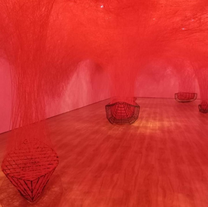 <p>Pameran The Soul Trambles menghadirkan beragam karya seni yang bisa jadi <em>spot </em>foto menarik bagi Bunda. Seperti salah satu instalasi terbesar di pameran ini yang bernama <em>Uncertain Journey</em>. Karyanya yang satu ini menampilkan benang merah yang terhubung dengan perahu. Benang merah menggambarkan hubungan antar manusia, sedangkan perahu menggambarkan perjalanan.  (Foto: Dokumentasi Pribadi HaiBunda)</p>
