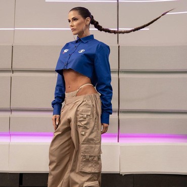 7 Gaya Deborah Presenter Piala Dunia Qatar 2022 Dikritik Terlalu Seksi