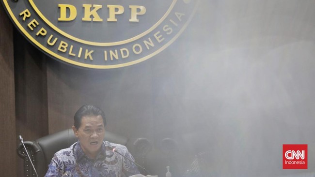 Ketua DKPP Heddy Lugito meminta KPU dan Bawaslu tingkat kabupaten/kota melakukan rekrutmen petugas ad hoc pemilu lebih profesional.