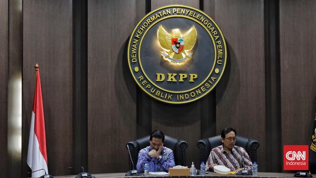 Sebanyak 10 pimpinan KPUD dan seorang komisioner KPU RI dilaporkan ke DKPP terkait dugaan kecurangan selama proses verifikasi partai peserta Pemilu 2024.