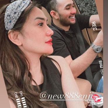 Belum Lama Cerai, 7 Potret Enji Eks Ayu Ting Ting Sudah Gandeng Wanita Baru