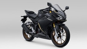 Honda Segarkan CBR150R, Warna Hitam Kini Dibalut 'Emas'