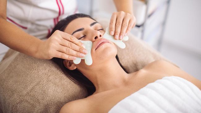 Perawatan gua sha tak cuma bisa membantu mengencangkan kulit. Di luar itu, ada banyak manfaat gua sha lainnya untuk kesehatan.