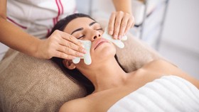 Sedang Populer, Ini 6 Manfaat Gua Sha untuk Kesehatan