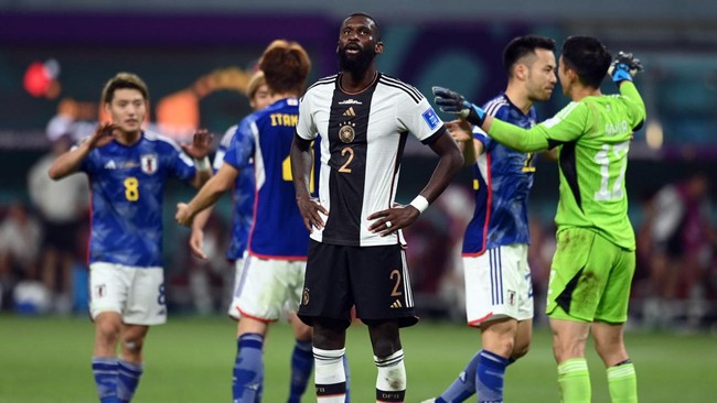 Bek Jerman Antonio Rudiger jadi bulan-bulanan netizen karena melakukan aksi tutup mulut yang menyiratkan dukungan untuk LGBT di Piala Dunia 2022.