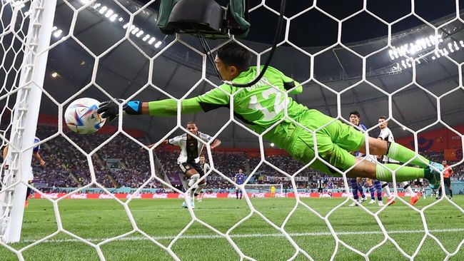 Kiper Jepang Shuichi Gonda tampil mengesankan saat mengalahkan Jerman 2-1 dalam laga Grup E Piala Dunia 2022.