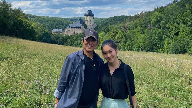 5 latest portraits of Jet Li with his beautiful daughter during a visit to the Czech Republic