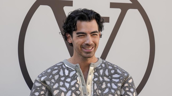 Joe Jonas dipastikan sedang pacaran dengan seorang model bernama Stormi Bree usai pisah dari mantan istrinya, Sophie Turner.