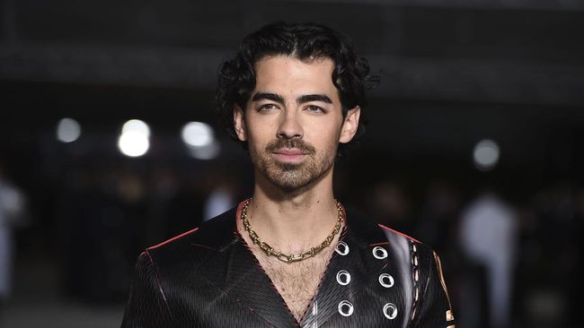 Joe Jonas kedapatan masih pakai cincin kawin ketika The Jonas Brothers menghelat konser di Austin, Texas, AS, pada Minggu (3/9).