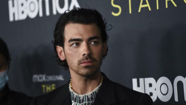 Joe Jonas kedapatan tengah jalan bareng model Stormi Bee usai berpisah dari mantan istrinya, Sophie Turner.