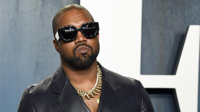 Kanye West dilaporkan menonjok seorang pria yang dituding melakukan pelecehan seksual dan menyentuh Bianca Censori.