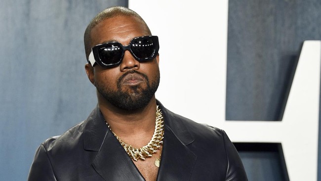 Kanye West: Saya Suka Hitler Kanye West yang muncul dengan muka tertutup topeng dalam sebuah acara mengatakan dirinya melihat hal baik dalam setiap orang,