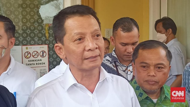 Ketua DPR Aceh Zulfadhli mengatakan Pj Gubernur Aceh Achmad Marzuki tak berkomitmen memajukan pembangunan dan perekonomian Aceh.