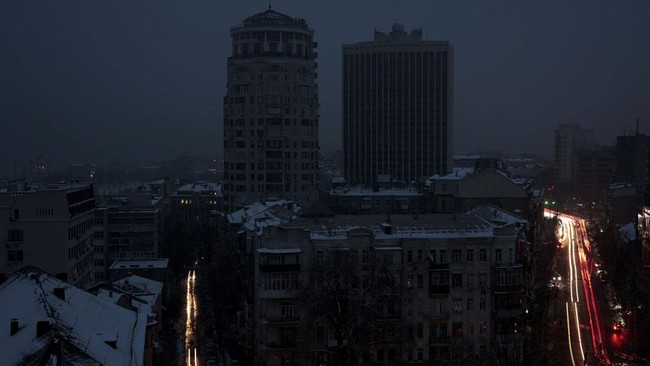Muncul kepulan asap hitam di udara, tepat ketika pemerintah kota Kyiv, Ukraina mengumumkan peringatan serangan udara telah berakhir.