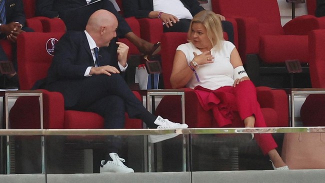 Sambil mengenakan ban kapten One Love, Nancy Faeser duduk di samping Presiden FIFA Gianni Infantino di tribune VIP dan sempat saling bercengkerama.