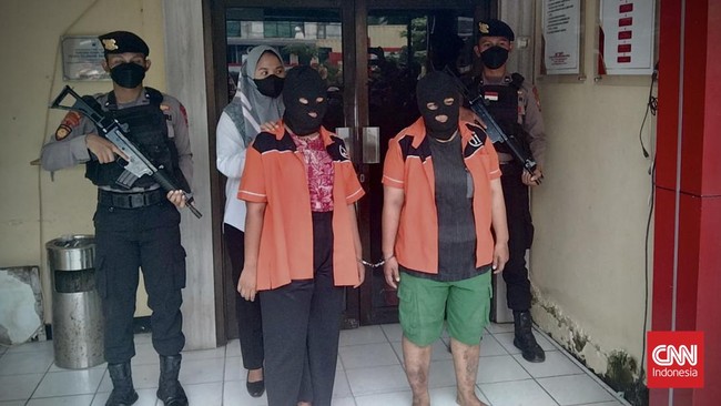 Selama dua tahun, seorang anak perempuan di Surabaya dianiaya ibu kandungnya sendiri hingga meninggal dunia.