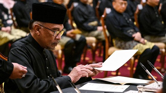 Perdana Menteri Anwar Ibrahim membeberkan kabinet baru pemerintahan Malaysia pada hari ini, Jumat (2/11).