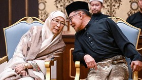 img-title Netizen Sindir Anwar Ibrahim Tolak Mobil Mewah, Tapi Pakai Sepatu LV