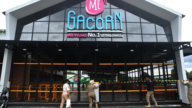 Satpol PP Kota Tangerang Selatan menyegel Restoran Mie Gacoan di Jalan Puspitek Raya, Serpong, lantaran tak bisa menunjukkan izin usaha.