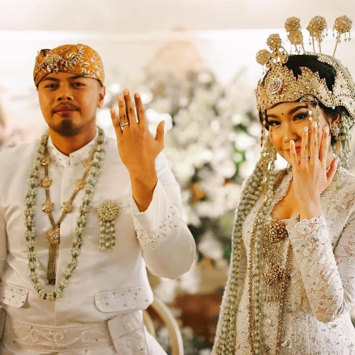 <p>Kita doakan agar pernikahan Obit dan Dimas selalu diberi keberkahan dan langgeng hingga maut memisahkan ya, Bunda. (Foto: Instagram: @zanacobhita)</p>