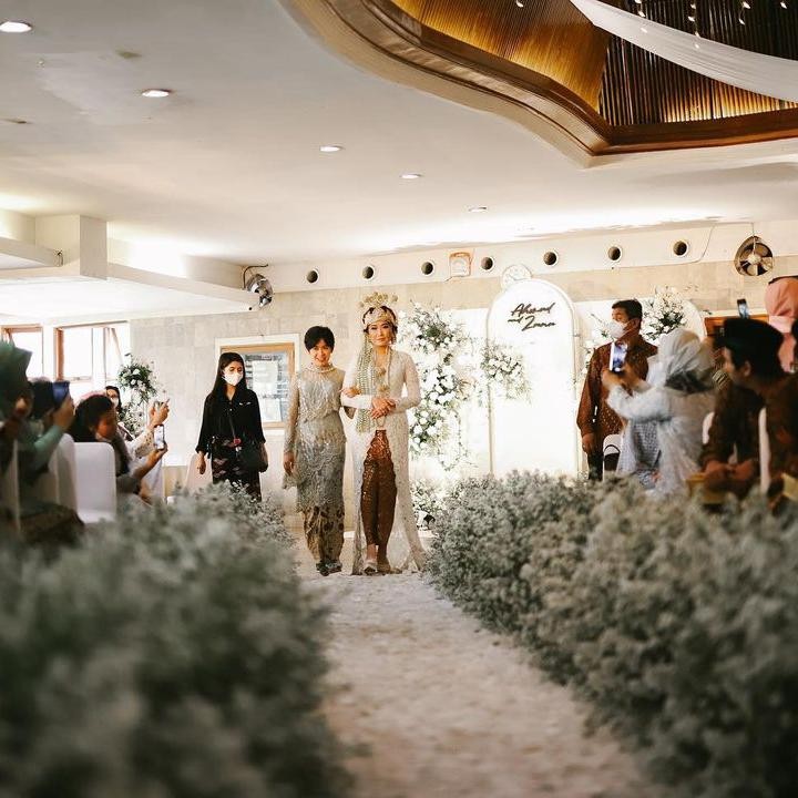 <p>Wanita yang akrab disapa Obit ini terlihat anggun mengenakan kebaya putih dan mahkota adat Sunda. kecantikannya pun turut dipuji oleh sang Bunda. (Foto: Instagram: @zanacobhita)</p>
