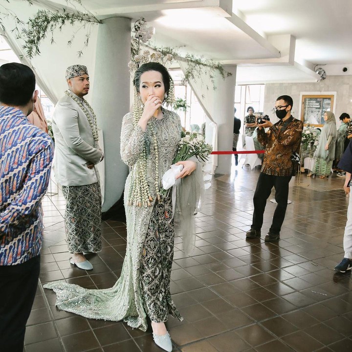 <p>Obit dan Dimas memilih kebaya dan jas bernuansa hijau untuk acara resepsi, Bunda.  (Foto: Instagram: @zanacobhita)</p>