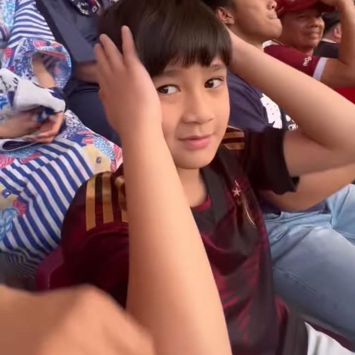 <p>Pertandingan yang sengit ini berakhir dengan kekalahan pada timnas Jerman. Meski begitu, kakak dari Rayyanza 'Cipung' ini tetap menikmati jalannya permainan. (Foto: Instagram: @raffinagita1717)</p>