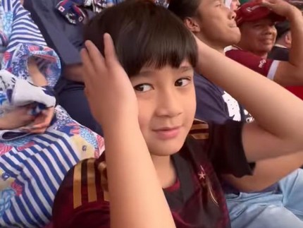 5 Potret Rafathar Nonton Jerman vs Jepang Langsung di Stadion Sepak Bola Qatar