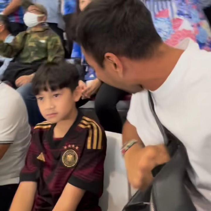 <p>Tak sendirian, Rafathar turut ditemani oleh sang Ayah, Raffi Ahmad dan keluarga lainnya. Kali ini, ia mendukung timnas Jerman. (Foto: Instagram: @raffinagita1717)</p>