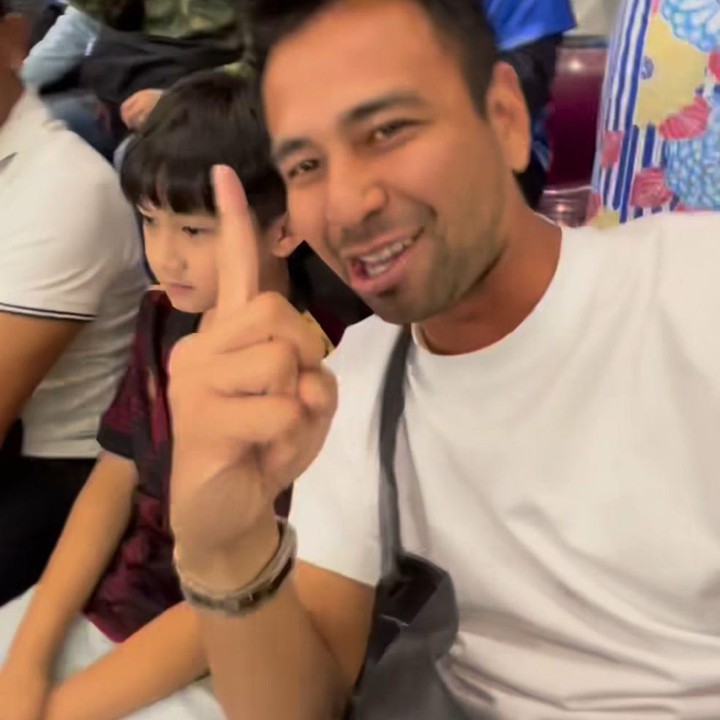 <p>Berbeda dengan Rafathar, sang Ayah, Raffi Ahmad, justru mendukung timnas Jepang, Bunda. Keduanya pun menjadi rival yang sangat suportif. (Foto: Instagram: @raffinagita1717)</p>