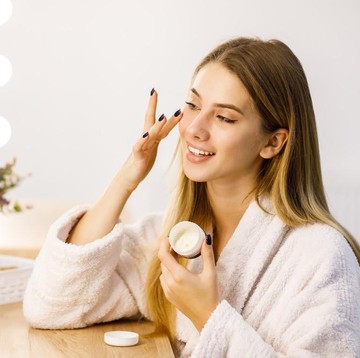 img-title Tanpa Pergi ke Klinik, 5 Cara Perawatan di Malam Hari Ini Bikin Wajah Cantik Glowing!