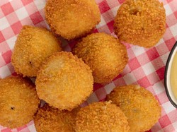 Resep Bola-bola Keju yang Gurih Lumer Buat Camilan Nonton Bola
