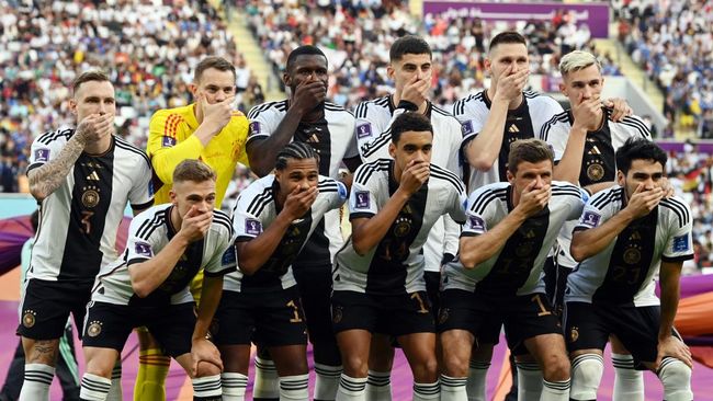 Mayoritas Pemain Jerman Disebut Tak Mau Protes Soal Ban Kapten Pelangi Kabar terbaru menyebutkan bahwa aksi protes Jerman ke FIFA terkait ban kapten One Love di Piala Dunia 2022 sejatinya tidak didukung oleh mayoritas anggota tim.