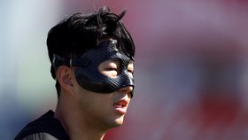Pakai Topeng, Son Heung-min Akan Bombardir Uruguay