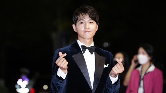 Banyak penggemar yang mengucapkan selamat kepada Song Joong-ki usai dikonfirmasi punya pacar baru, tapi tak sedikit yang merasa galau.