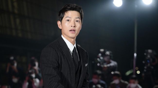 Song Joong-ki harus pergi ke Hungaria bulan depan untuk syuting film baru, usai bilang menikah dengan Katy Louise dan singgung upacara pernikahan.
