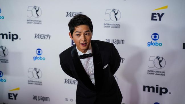 Sejumlah rumor yang beredar menyebut pacar baru Song Joong-ki adalah mantan aktris Inggris, Katy Louise Saunders.